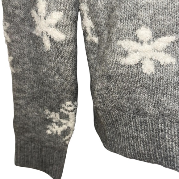 CUPCAKES AND CASHMERE Super Soft Dove Grey Snowflake Knit Sweater NWT Size XS - Picture 4 of 7